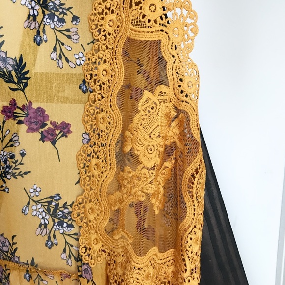 Lacy Sleeveless Kimono - Picture 2 of 3